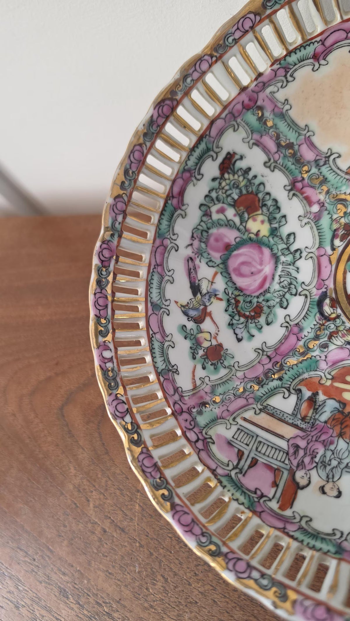 Vintage Chinese Rose Medallion Plate Famille Rose Porcelain Pierced Rim Canton Export Decorative Dish - Image 4