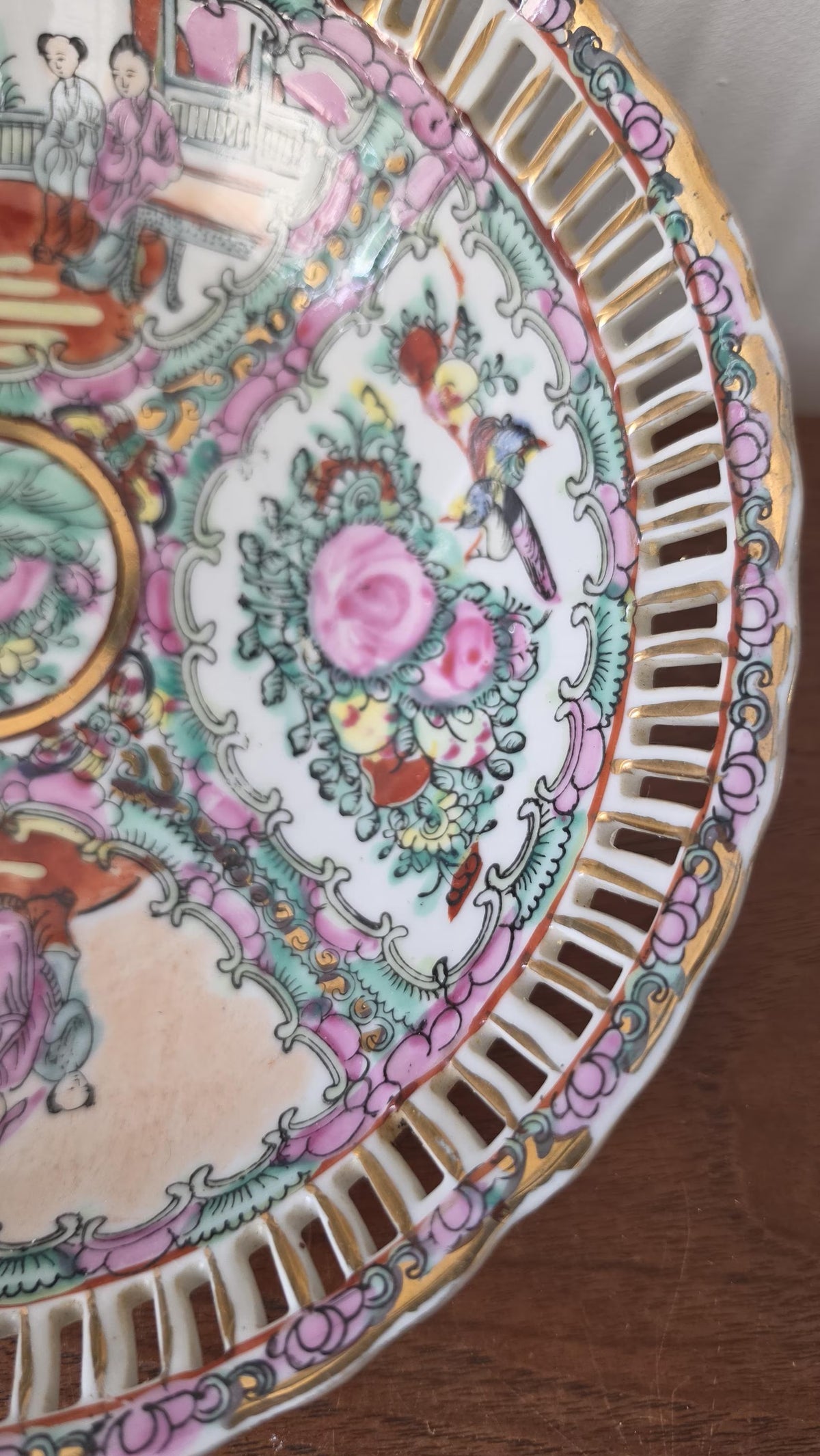 Vintage Chinese Rose Medallion Plate Famille Rose Porcelain Pierced Rim Canton Export Decorative Dish - Image 5