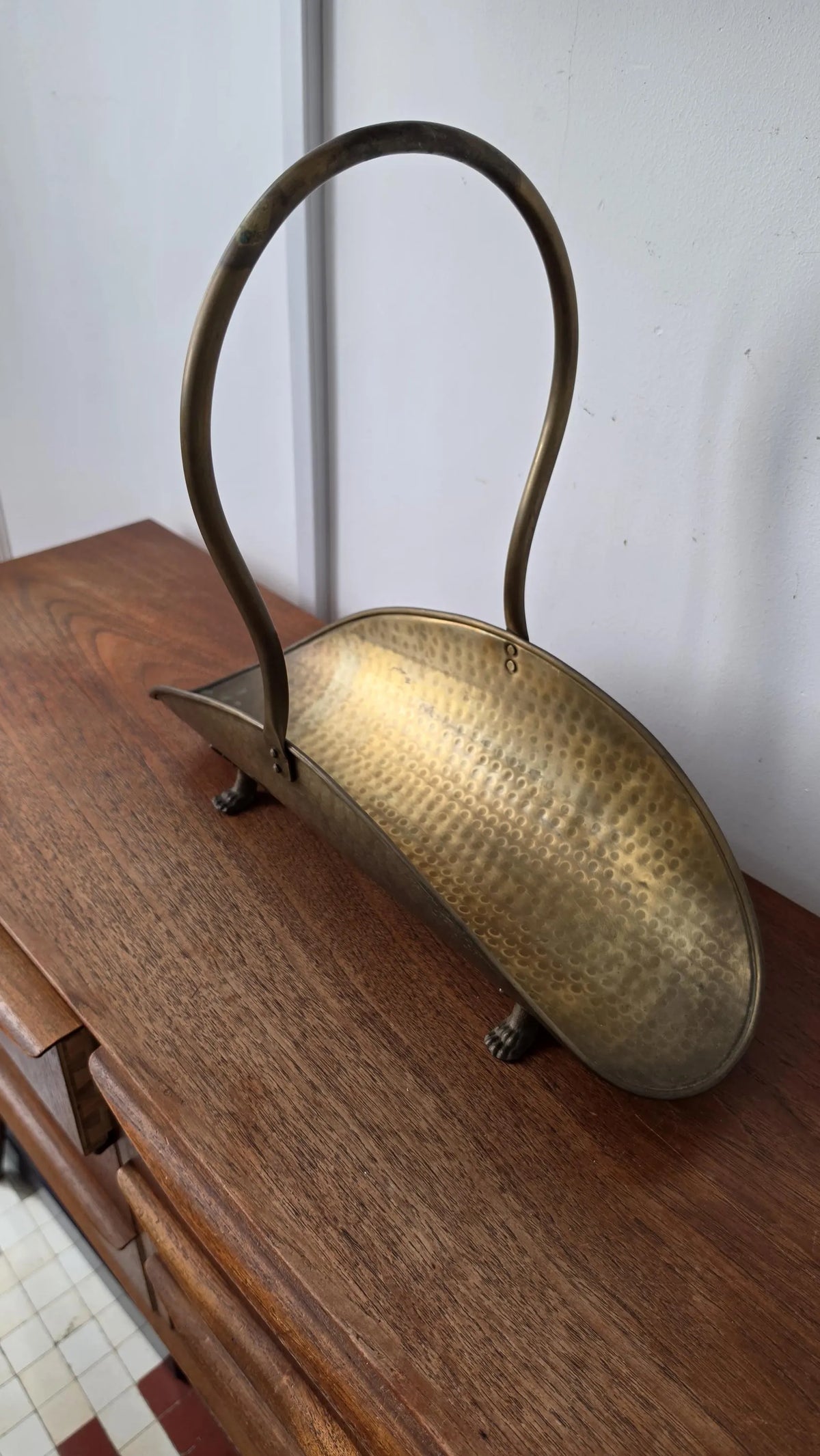 Vintage Brass Log Basket Fireplace Wood Holder Hammered Metal Firewood Carrier Claw Feet Hearth Storage Mid Century Home Decor - Image 4