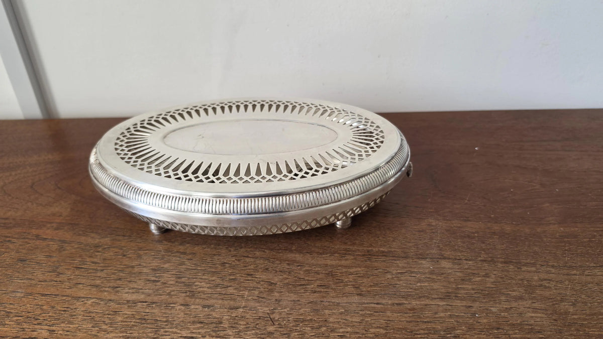 Vintage Silver Plate Warming Serving Dish, Oval Pierced Tableware with Lid, Footed Buffet Server, English Style Dining Serveware - Image 3
