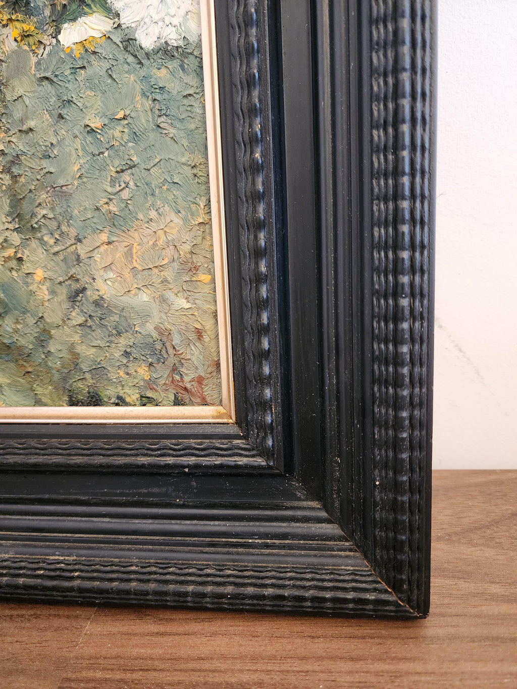 Vintage Floral Oil Painting in Black Wooden Frame – Textured Daisy Artwork, Still Life Wall Art, 20.5x24”, Cottagecore Home Decor