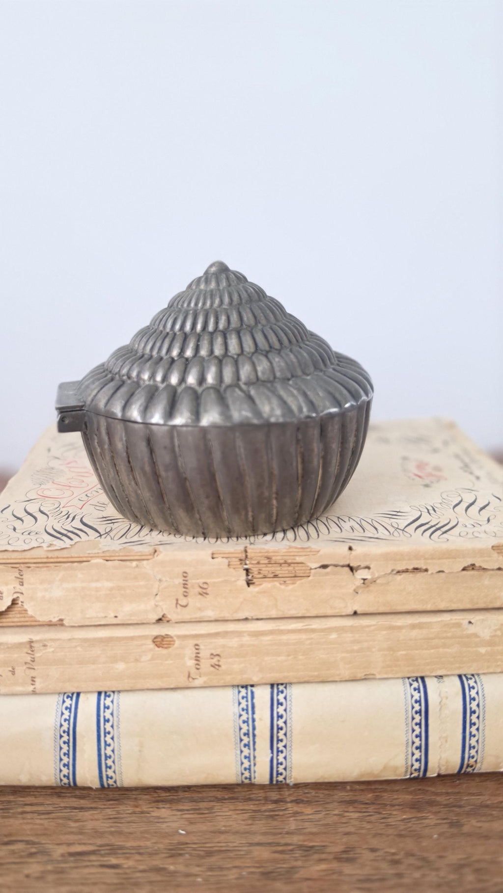Vintage Seashell Trinket Box, Silver Tone Shell Jewelry Box, Coastal Vanity Decor, Hollywood Regency Keepsake Box