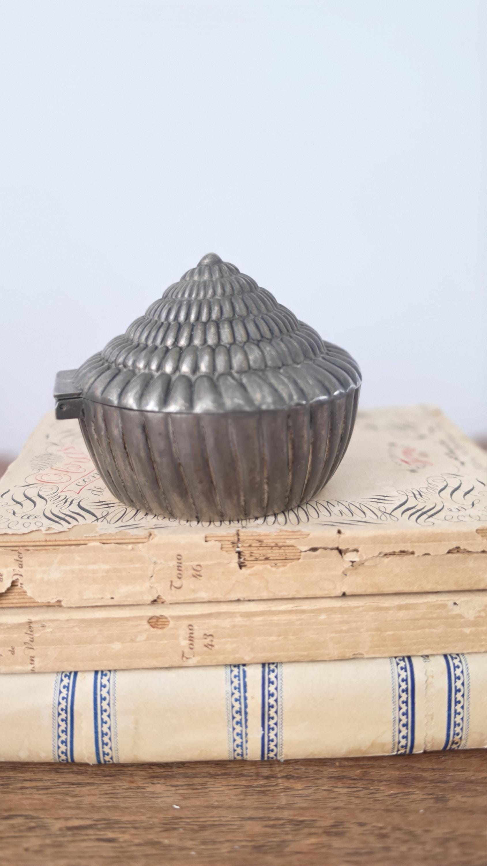 Vintage Seashell Trinket Box, Silver Tone Shell Jewelry Box, Coastal Vanity Decor, Hollywood Regency Keepsake Box