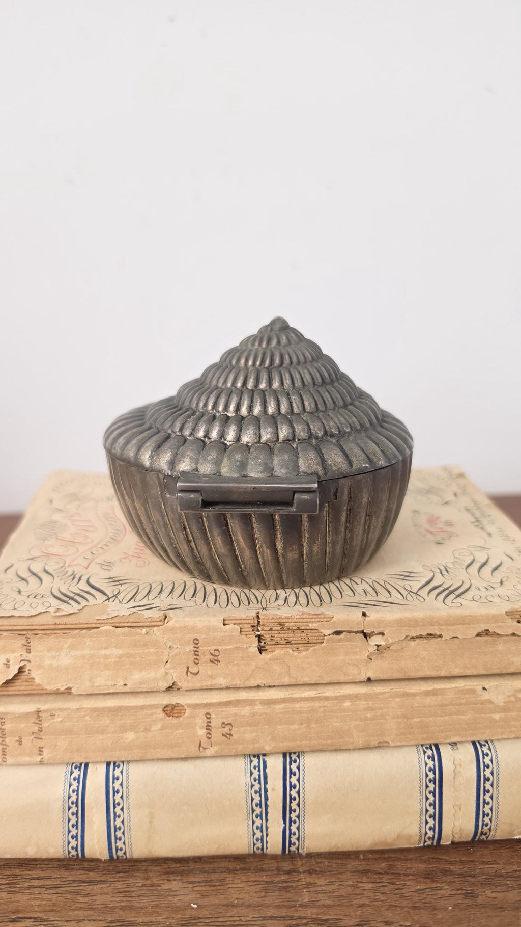 Vintage Seashell Trinket Box, Silver Tone Shell Jewelry Box, Coastal Vanity Decor, Hollywood Regency Keepsake Box