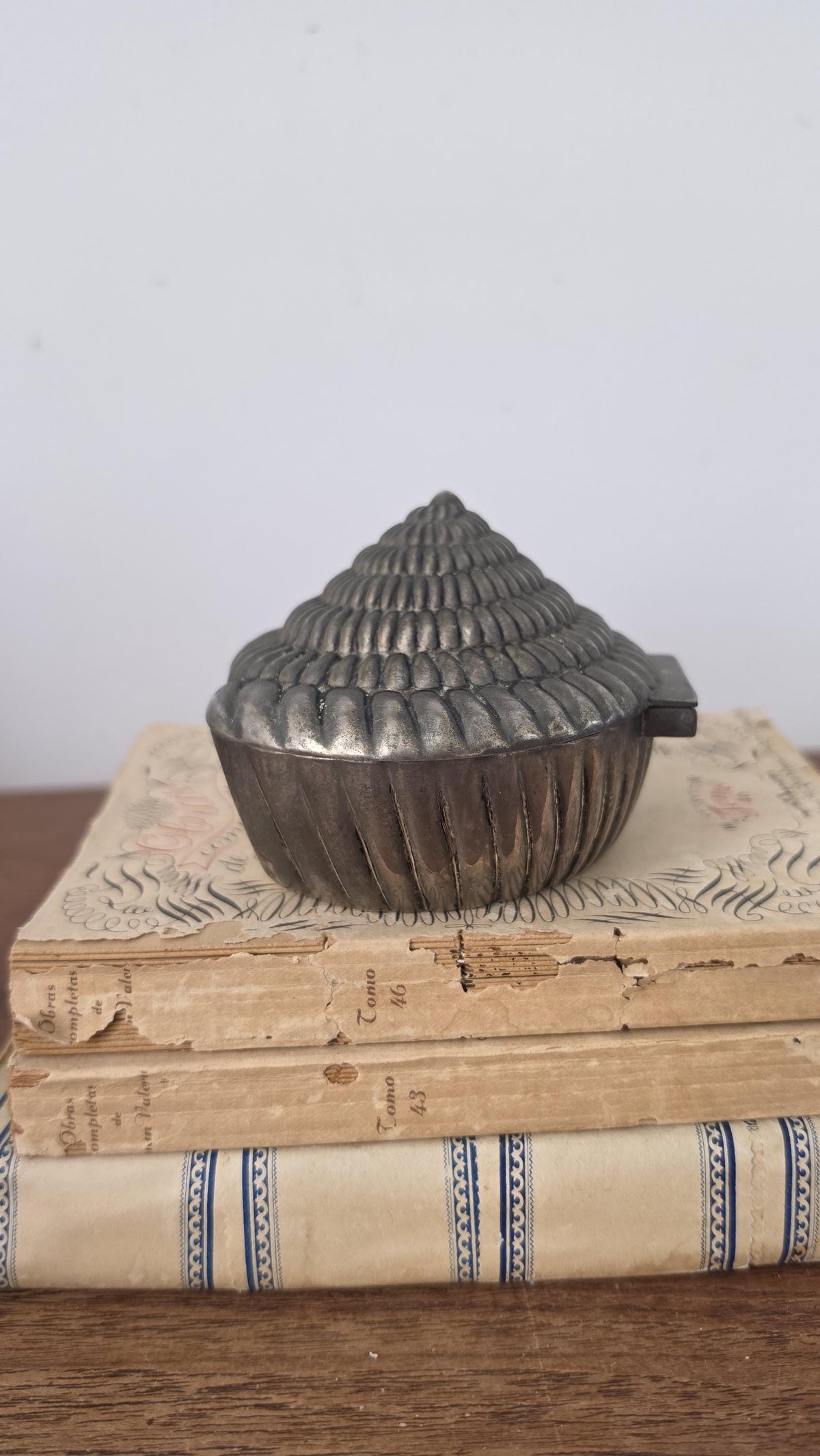 Vintage Seashell Trinket Box, Silver Tone Shell Jewelry Box, Coastal Vanity Decor, Hollywood Regency Keepsake Box