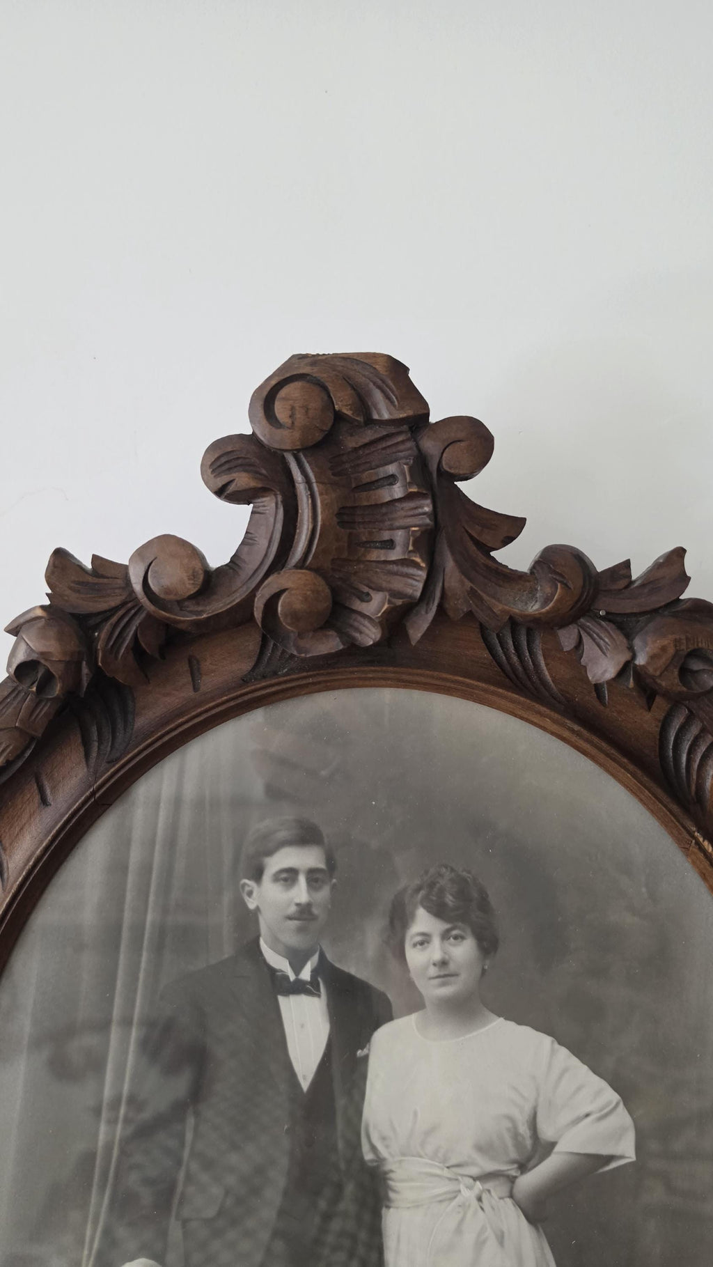 Large Antique Oval Wooden Picture Frame with Black & White Portrait, French Wall Frame, Ornately Carved Wood Frame, Gallery Wall Decor