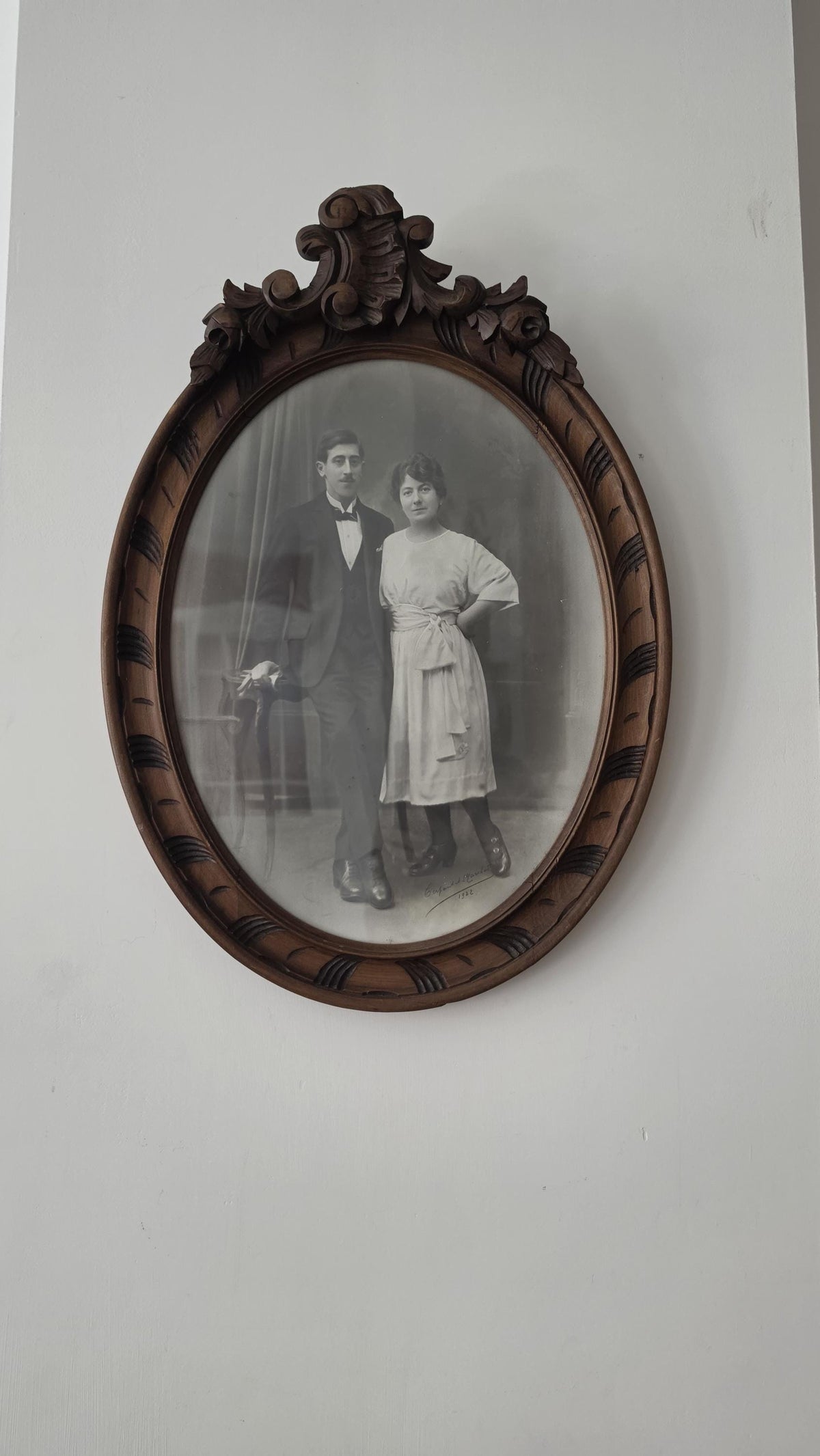 Large Antique Oval Wooden Picture Frame with Black & White Portrait, French Wall Frame, Ornately Carved Wood Frame, Gallery Wall Decor