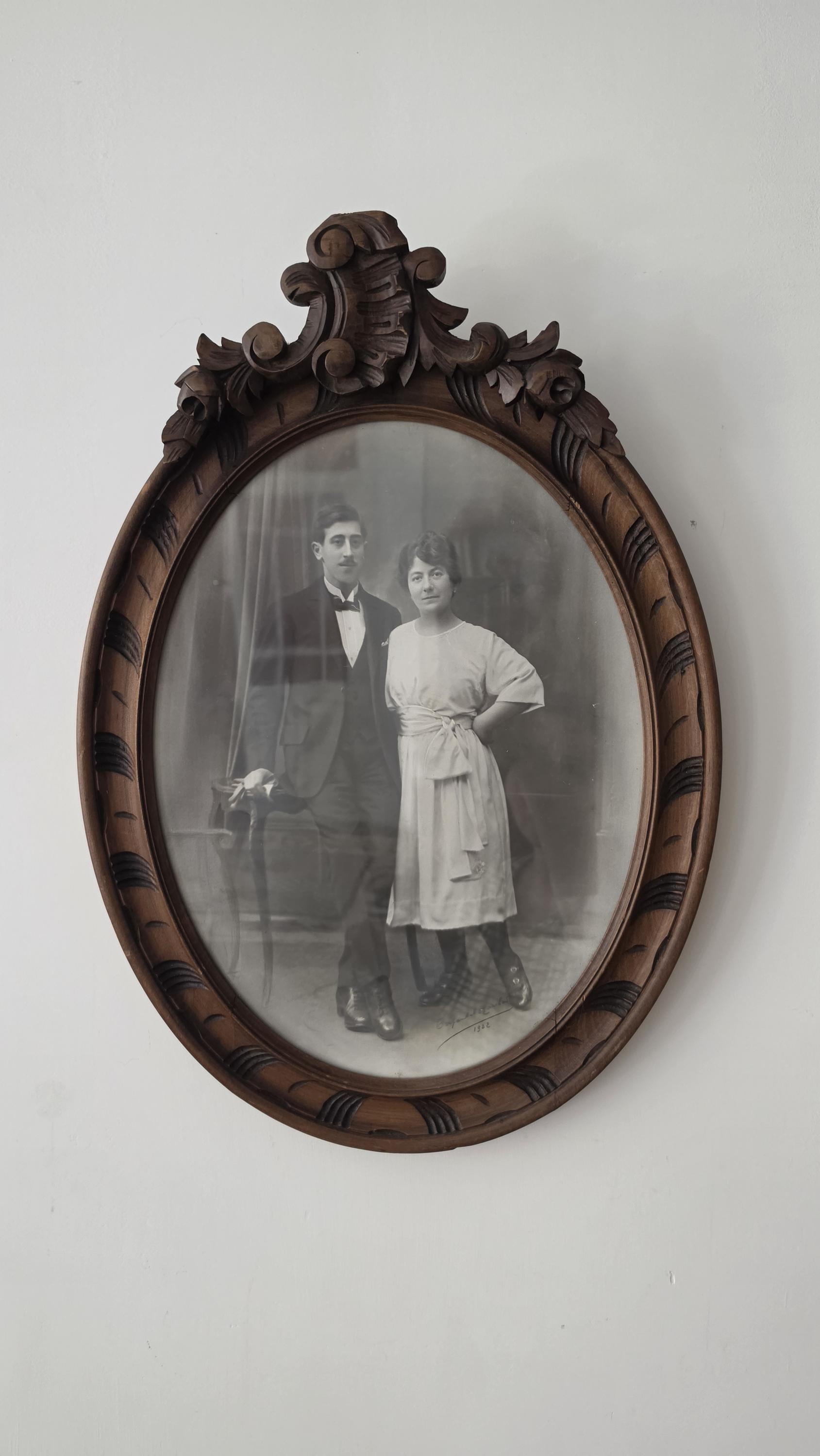 Large Antique Oval Wooden Picture Frame with Black & White Portrait, French Wall Frame, Ornately Carved Wood Frame, Gallery Wall Decor