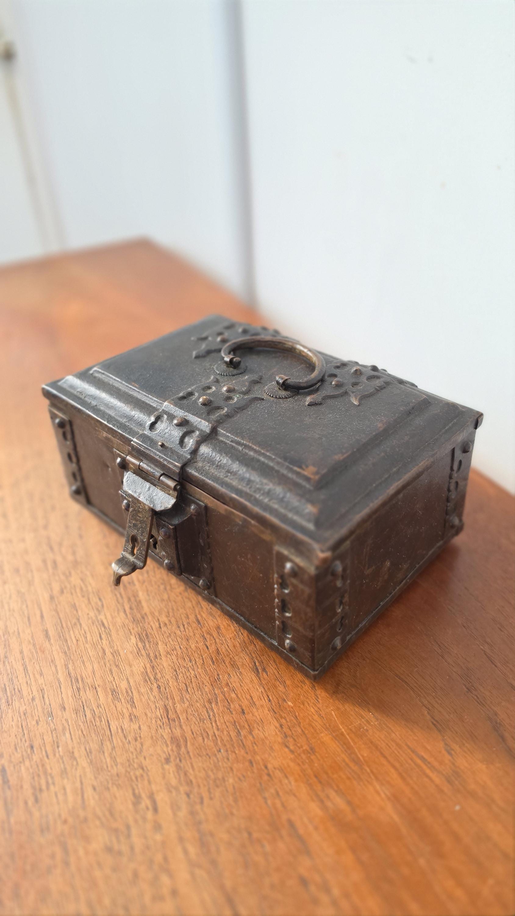 Vintage Brass Betel Box Paan Daan Kerala Box Vetrila Chellam Indian Trinket Chest Jewelry Casket Spice Box with Original Key