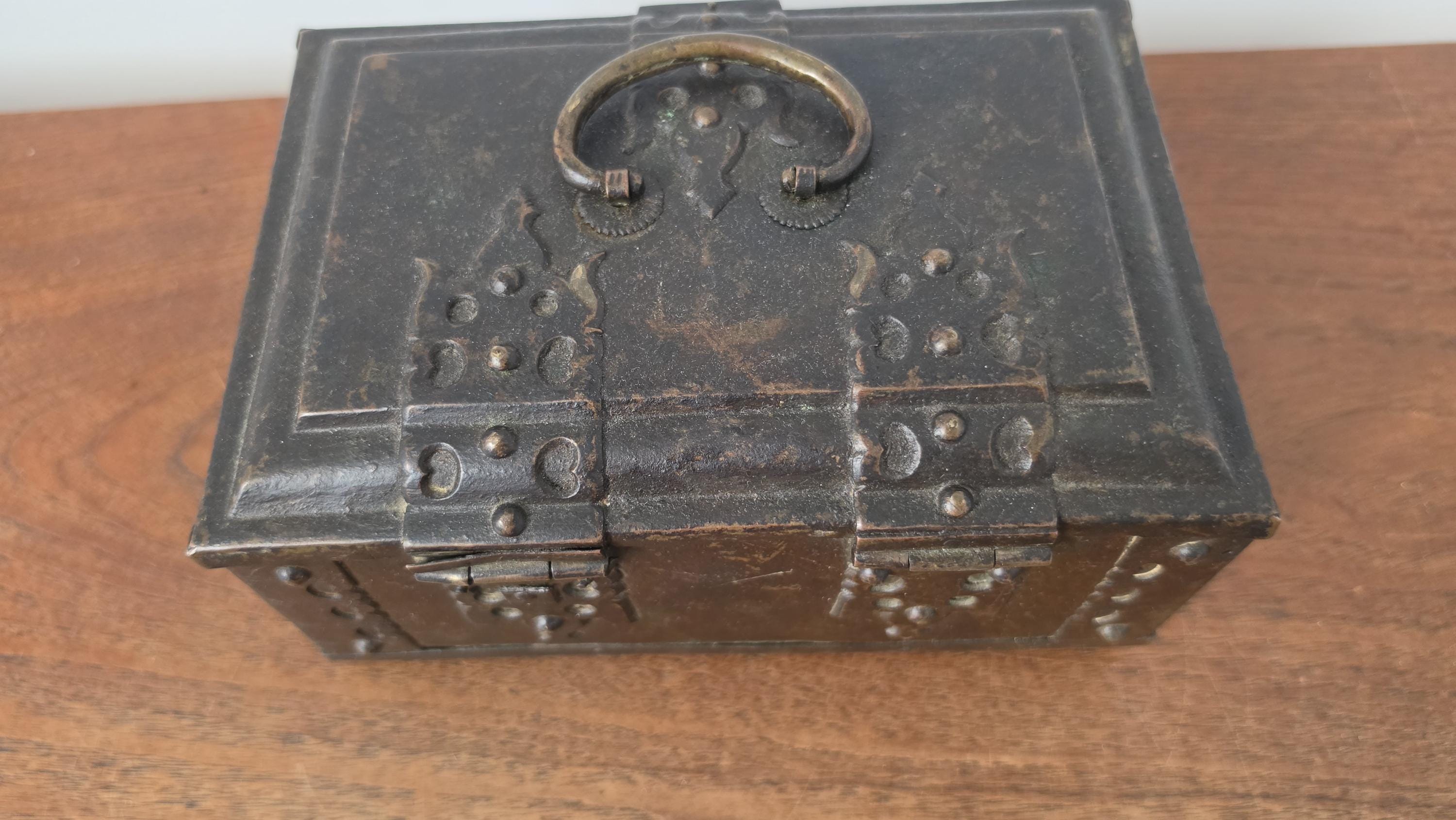 Vintage Brass Betel Box Paan Daan Kerala Box Vetrila Chellam Indian Trinket Chest Jewelry Casket Spice Box with Original Key
